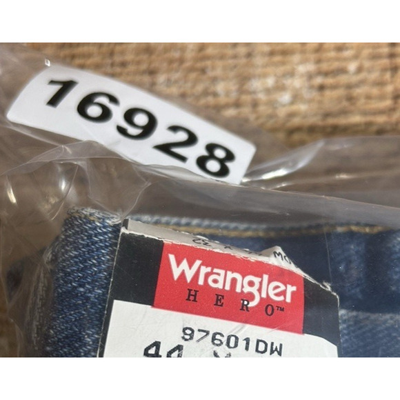 Wrangler Hero Jeans Mens 44X32 Blue Relaxed Fit Straight Dark Wash Workwear NWT - Picture 10 of 10